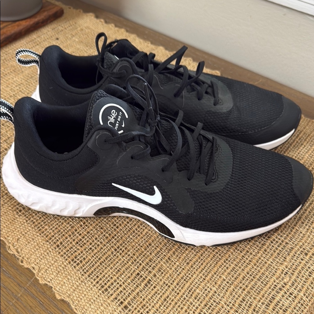 Nike Black and White Athletic Shoes Sleek Design